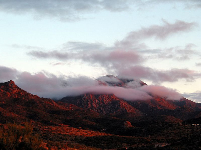 Montanhas do Arizona na noite após a tempestade
