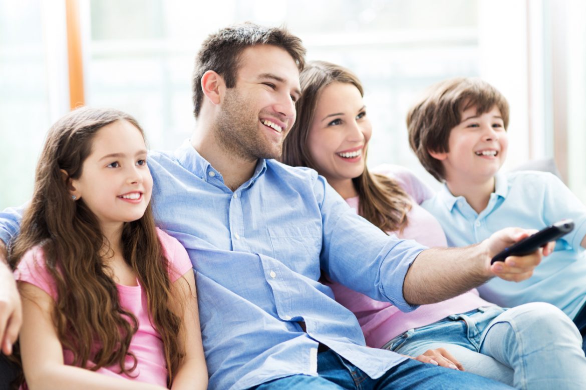 Family watching TV viaje familiar orlando