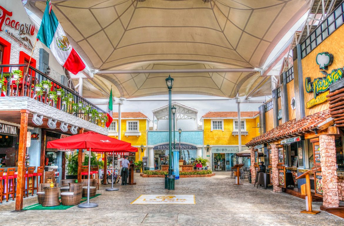 ROYAL-HOLIDAY-PLAZA-CON-BANDERA
