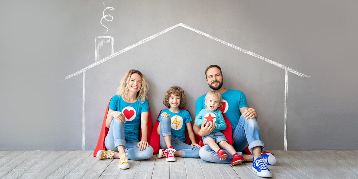 royal-holiday-familia-compartiendo-alguna-actividad-en-casa