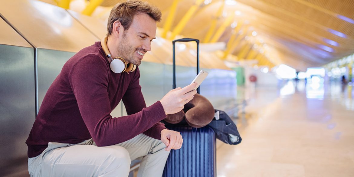 royal-holiday-persona-en-la-sala-de-espera-interactuando-con-un-celular