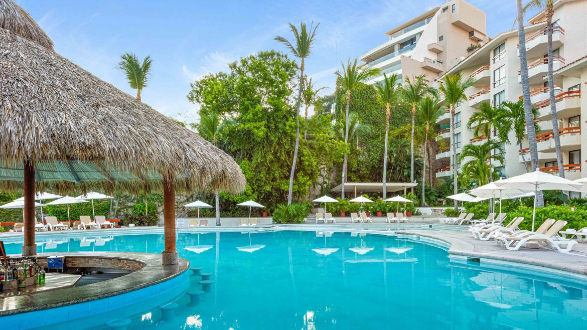 Park-Royal-Acapulco-Pool-Bar Park Royal Beach Acapulco