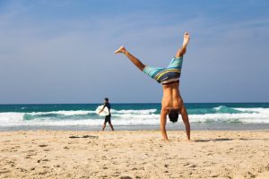 hombre en playa