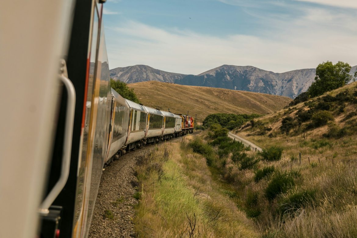 josh-nezon-R1Zb58LmwIY-unsplash trenes, viajar en tren